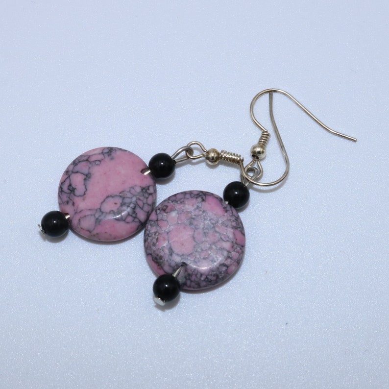 Boucles d'oreilles faites à la main en céramique coloré en rouge, jaune et violet avec de perles noires Rose
