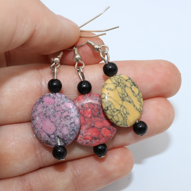 Boucles d'oreilles faites à la main en céramique coloré en rouge, jaune et violet avec de perles noires image 1