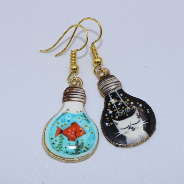 Boucles d'oreilles faites à la main avec de pendentifs en acier et émail en forme d'ampoule avec le dessin de chat et poisson rouge