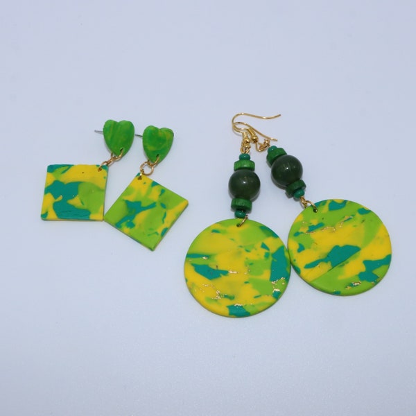 Boucles d'oreilles faites à la main avec de pendentifs ronds ou carrés en pâte polymère verte et jaune avec accents dorés