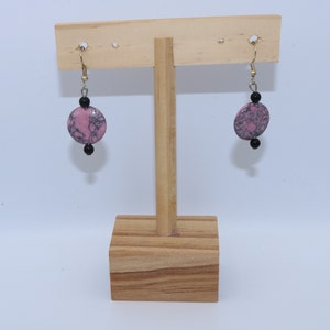 Pendientes de cerámica hechos a mano en color rojo, amarillo y morado con perlas negras imagen 4