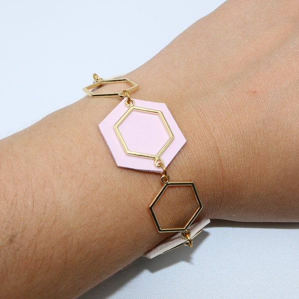 Élégant bracelet fait à la main en simili cuir rose pâle et blanc avec connecteurs dorés en forme d’hexagone