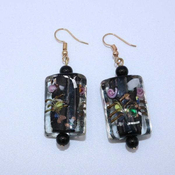 Boucles d'oreilles faites à la main avec une perle rectangulaire en verre transparent avec un cœur noir et des accents colorés
