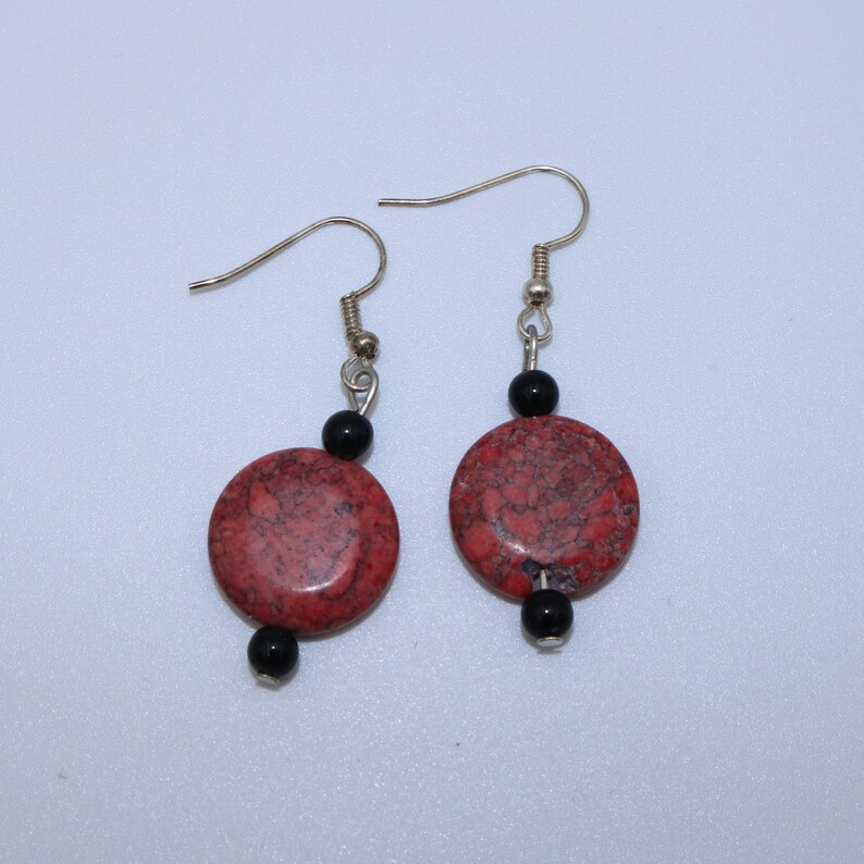 Boucles d'oreilles faites à la main en céramique coloré en rouge, jaune et violet avec de perles noires Rouge