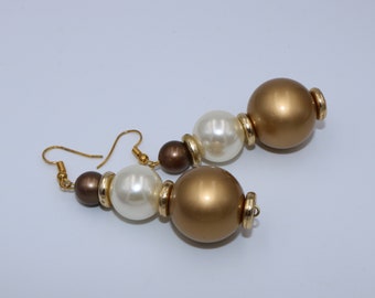 Handmade earrings with three pearly pearls in brown, white and gold and gold flat pearls