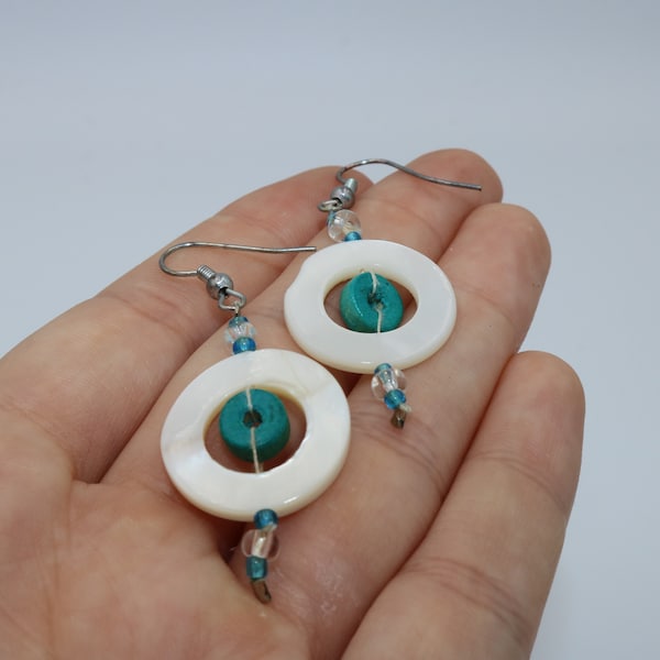 Boucles d'oreilles faites à la main avec anneau en nacre blanche, de petites perles transparentes en turquoise et blanc