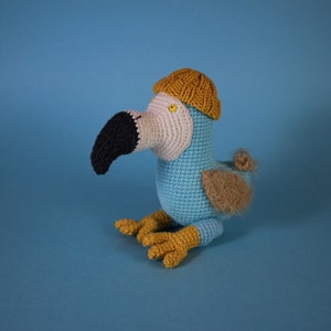 Pigeon avec un jouet en peluche de pain, cadeau d'amoureux des oiseaux,  cadeau de farce -  France