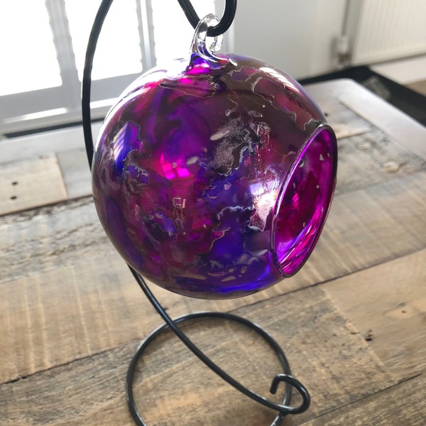 Peint à la main, bougeoir, boules de verre suspendues. Bougeoir violet et argent sur pied. Bougeoir en verre. Cadeau de Noël