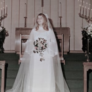 Vintage late 1960&#39;s Wedding Dress Women&#39;s Size 9? Excellent Condition Veil and Hat