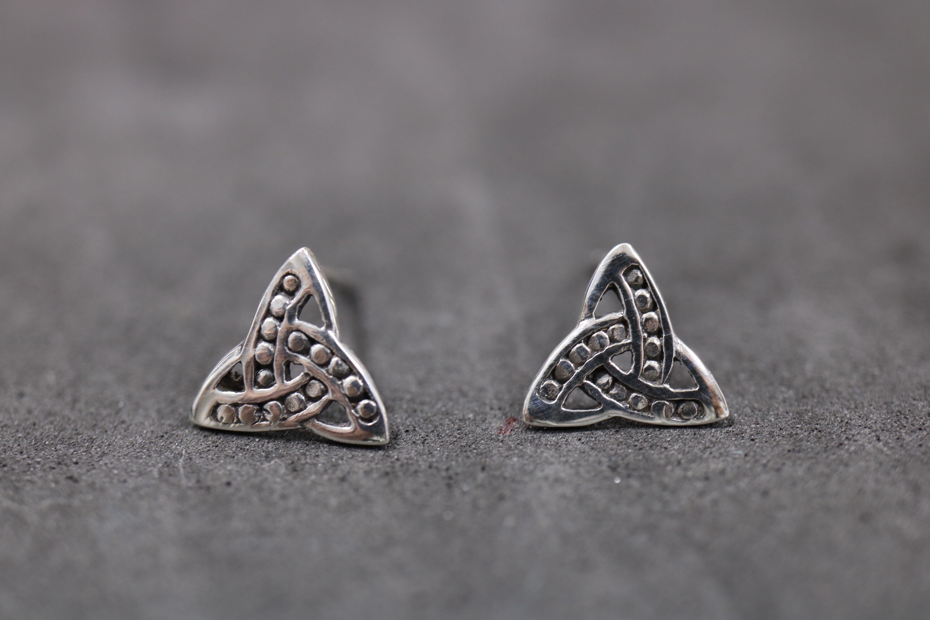 Orecchini Pendenti con Triquetra | Argento Sterling | Artigianale