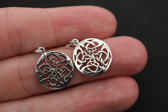 Orecchini pendenti con nodo celtico in argento sterling con zirconi cubici
