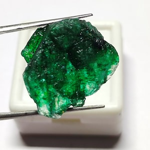 Natural Green Emerald Zambia Rough Loose Gemstone Genuine Green Emerald Zambian Rough Gemstone J17-2