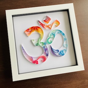 Arte quilling arcobaleno Aum (Om) in cornice a scatola - grande decorazione da parete - può essere personalizzata Regalo indù Diwali