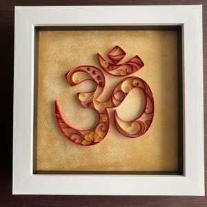 Aum/Om rosso quilled su sfondo oro - regalo Diwali