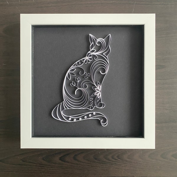 Weiße Katze als Quilling Bild im weißen Kastenrahmen - Geschenk für Katzenliebhaber und Babys