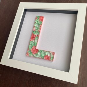 Marco de buzón con rosa rosa en filigrana: excelente decoración de pared para habitación infantil, regalo de aniversario o San Valentín para esposa, prometida o novia.