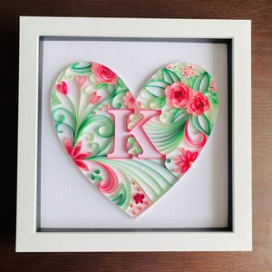 Marco de caja de arte de filigrana con forma de corazón y jardín de flores rosa y verde: excelente decoración de pared para dormitorio infantil, regalo de San Valentín o aniversario de bodas.