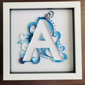 Moldura de caixa de arte com contorno de letras e quilling - ótima decoração de parede para quarto de bebê