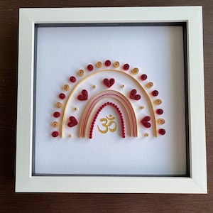 Quilling artistico arcobaleno eccentrico in cornice bianca in rosso e oro con Aum/Om - regalo Diwali
