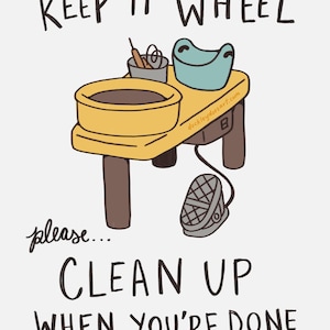 Könnte beinhalten: Eine gelbe Töpferscheibe mit Fußpedal, einer blauen Schüssel und Werkzeugen. Der Text "KEEP IT WHEEL please... CLEAN UP WHEN YOU'RE DONE" ist in Schwarz geschrieben.