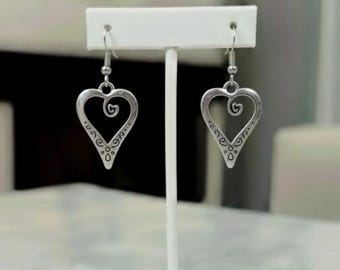 Pendientes ~ Corazones Largos ~ Acero Inoxidable y Plata Tibetana