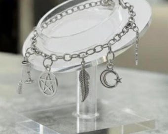 Pulsera ~ Dijes hechos a mano con temática de brujas/wicca ~ Acero inoxidable y plata tibetana
