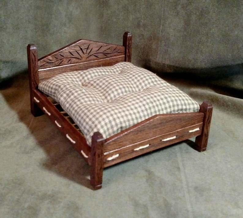 letto matrimoniale in legno con motivo floreale accessori per casa delle bambole Per bambole in scala 1/12 letto matrimoniale in legno con motivo floreale accessori per casa delle bambole Per bambole in scala 1/12