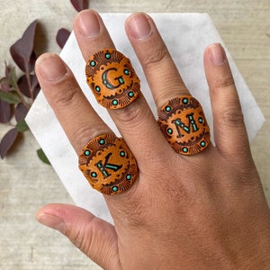 Bague en cuir monogramme initiale estampée à la main