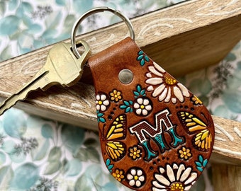 Llavero de cuero pintado a mano con mariposas, girasoles y margaritas