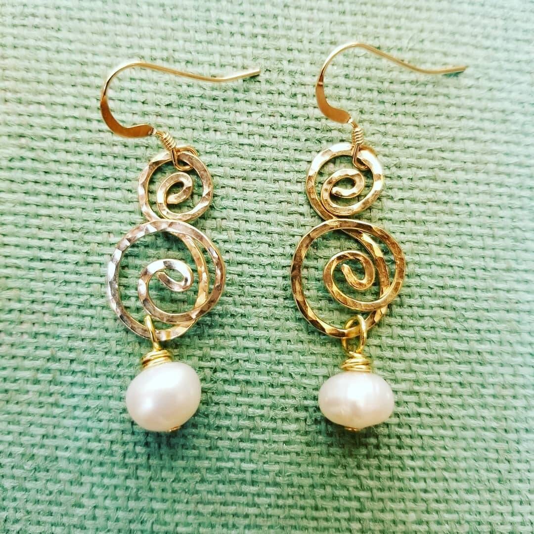 •MINI SWISH• gold dangle earrings main image 1