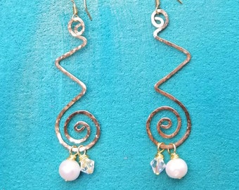 Gold Swirl Zig Zag Dangle Earrings, Boho Earrings, Hammered Gold Earrings, Artsy Pearl Earrings, Swirl Earrings Spiral Earrings
