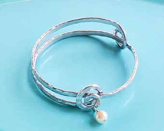 Swirl Bangle Bracelet with Pearl, Boho Bangle Bracelet, Hammered Aluminum Bangle Bracelet, Bangle Bracelet, Stacking Bracelet, Pearl Bangle