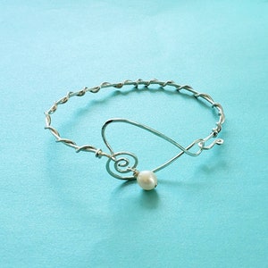 Silver Heart Bracelet with Pearl, Heart Bracelet, Stacking Bracelets, Hammered Jewelry, Handmade Jewelry, Presence Jewelry, Heart Bangle