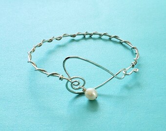 Silver Heart Bracelet with Pearl, Heart Bracelet, Stacking Bracelets, Hammered Jewelry, Handmade Jewelry, Presence Jewelry, Heart Bangle