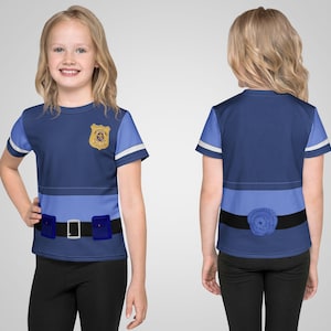 Puede incluir: Una camiseta azul de disfraz de polic&iacute;a con una insignia, cintur&oacute;n y detalles de funda. La camisa tiene mangas cortas con rayas blancas y se usa con pantalones negros. El dise&ntilde;o es visible desde el frente y la espalda.