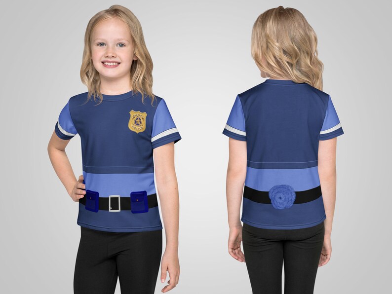 Puede incluir: Una camiseta azul de disfraz de polic&iacute;a con una insignia, cintur&oacute;n y detalles de funda. La camisa tiene mangas cortas con rayas blancas y se usa con pantalones negros. El dise&ntilde;o es visible desde el frente y la espalda.