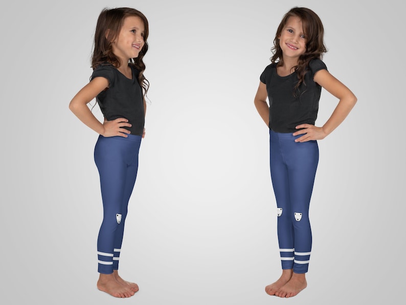 Puede incluir: Dos ni&ntilde;as peque&ntilde;as con conjuntos a juego. Cada ni&ntilde;a lleva una camiseta negra y leggings azules. Los leggings tienen un dibujo de oso blanco en las rodillas y rayas blancas en los tobillos. Las ni&ntilde;as est&aacute;n de pie frente a un fondo blanco.