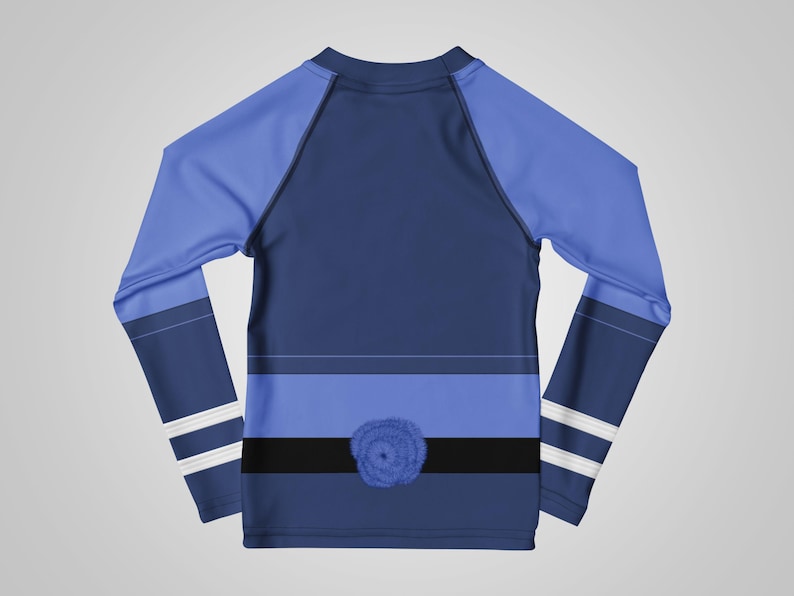 Puede incluir: Una camiseta de manga larga azul marino con mangas y detalles en azul claro. La camiseta presenta una franja horizontal azul claro, una franja negra y un dise&ntilde;o floral azul. Rayas blancas adornan las mangas.