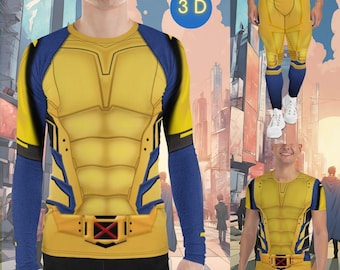 Può includere: Una maglia a compressione a maniche lunghe con un design da supereroe giallo e blu, caratterizzata da un busto muscoloso stampato, dettagli addominali e una cintura gialla con un emblema a X rossa in vita. Le maniche sono blu con accenti gialli.
