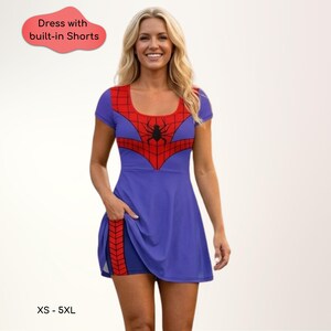 Peut inclure: Une robe bleue à manches courtes et encolure ronde avec un motif de toile d'araignée rouge sur la poitrine et une araignée noire. La robe comprend un short intégré avec un motif de toile rouge sur le côté et une poche. Texte : Dress with built-in Shorts et XS - 5XL.