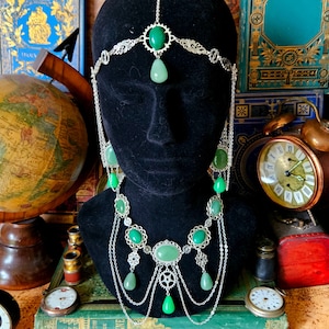 Parure collier boucles d'oreilles et tiare steampunk argentées, engrenages, chaînes, pierres de jade et aventurine par Les Rouages du Temps image 1