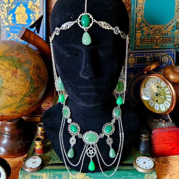 Parure collier boucles d'oreilles et tiare steampunk argentées, engrenages, chaînes, pierres de jade et aventurine par Les Rouages du Temps