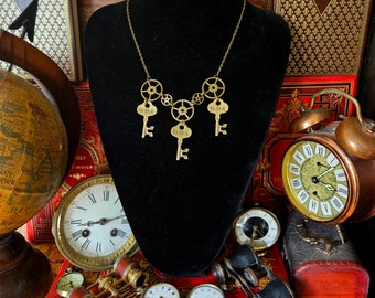 Vintage bronze steampunk necklace - engregages and key charms - keys by Les Rouages du temps