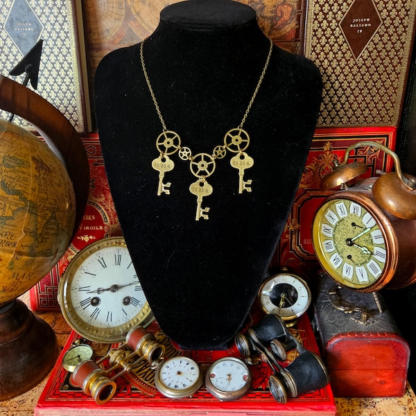 Collier steampunk vintage bronze - engregages et breloques clés - clefs par Les Rouages du temps