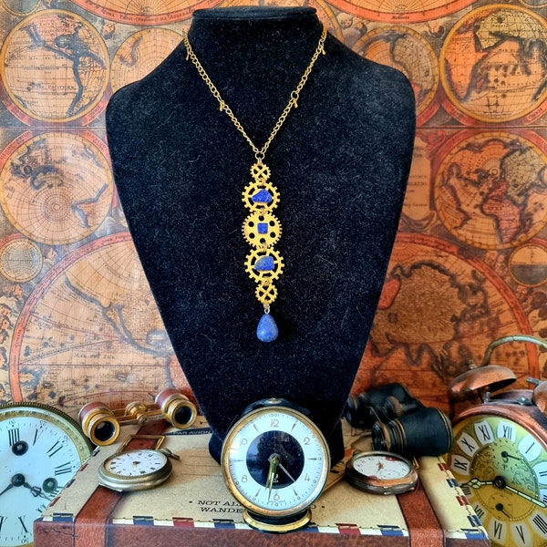 Collier steampunk doré avec engrenages rouages et pierres lapis lazuli par les rouages du temps