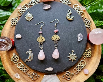 Boucles d'oreilles wicca - witchy - kawaii, breloques champignon acier inoxydable et pierres de quartz rose par Les Rouages du Temps