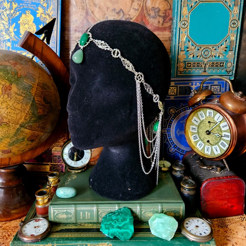 Parure collier boucles d'oreilles et tiare steampunk argentées, engrenages, chaînes, pierres de jade et aventurine par Les Rouages du Temps image 9