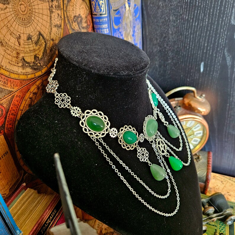 Parure collier boucles d'oreilles et tiare steampunk argentées, engrenages, chaînes, pierres de jade et aventurine par Les Rouages du Temps image 8