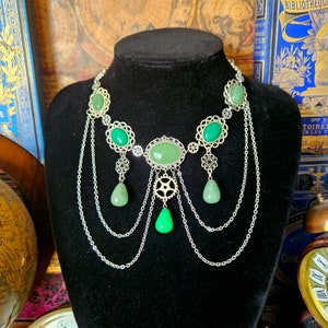 Parure collier boucles d'oreilles et tiare steampunk argentées, engrenages, chaînes, pierres de jade et aventurine par Les Rouages du Temps image 5