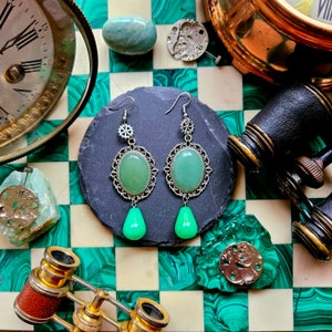 Parure collier boucles d'oreilles et tiare steampunk argentées, engrenages, chaînes, pierres de jade et aventurine par Les Rouages du Temps image 4
